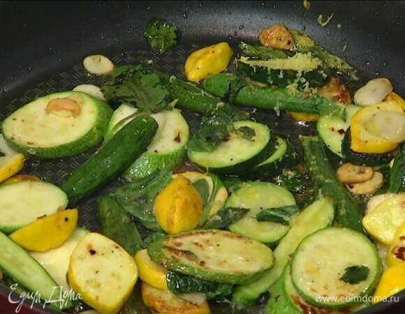 К обжаренным овощам добавить крупно порванные листья мяты и базилика, цедру лимона и перемешать.