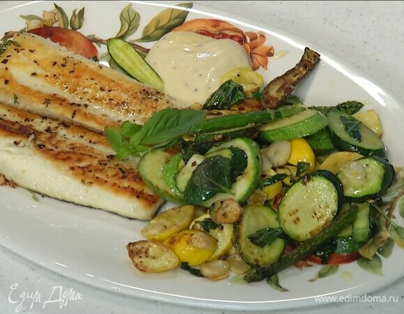 Рыбу переложить на тарелку и полить лимонным соком, рядом выложить овощи и домашний майонез.