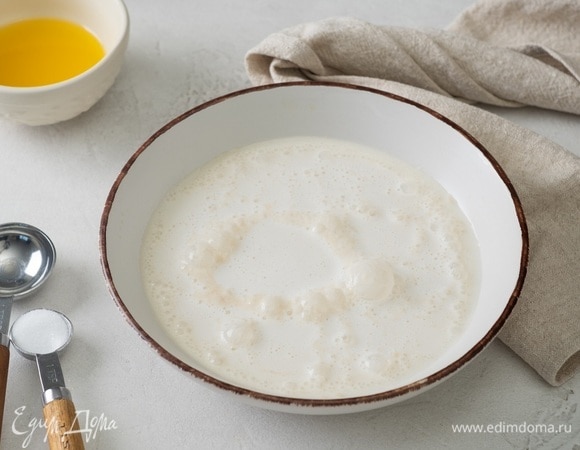 Слегка подогрейте молоко до комнатной температуры. Введите в молоко сахар и дрожжи. Перемешивайте до тех пор, пока специя не растворится, а затем оставьте на 15 минут.