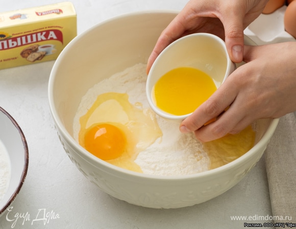 В чистую и глубокую миску просейте 450 г муки, добавьте яйца, остывший маргарин «Пышка», соль и молочно-дрожжевую смесь.