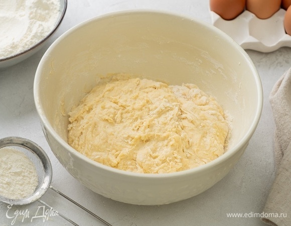 Объедините все ингредиенты в одну массу. Посыпьте рабочую поверхность мукой и выложите заготовку.