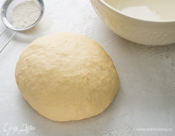 Вымешивайте тесто, постепенно добавляя к нему оставшуюся муку. Готовая основа должна стать эластичной, легко восстанавливаться от нажатия пальцем, не липнуть к рукам и поверхности.