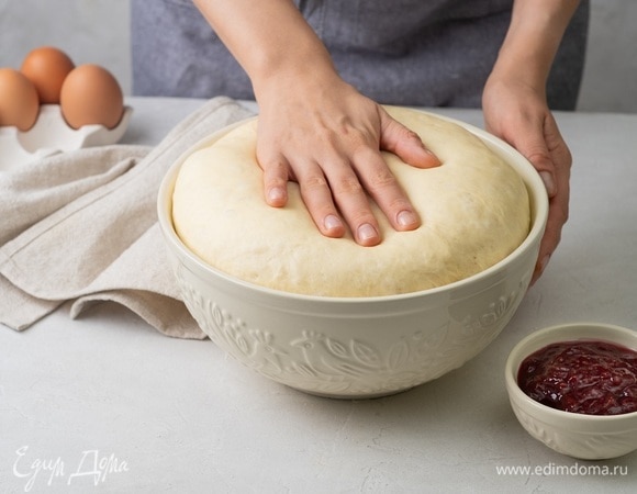 После окончания времени обомните массу и поставьте ее на вторую расстойку. Через 60–90 минут тесто снова должно увеличиться в объеме минимум в два раза.