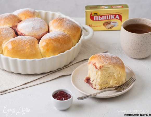 Смажьте подошедшую заготовку взбитым яйцом и выпекайте 30–35 минут. Приятного аппетита!