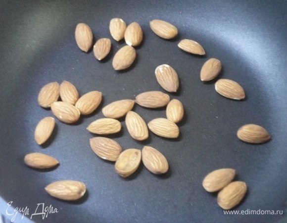 Миндаль подсушить на сковороде и измельчить.