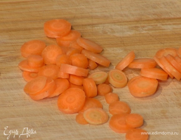 Морковь почистить и нарезать маленькими кусочками.