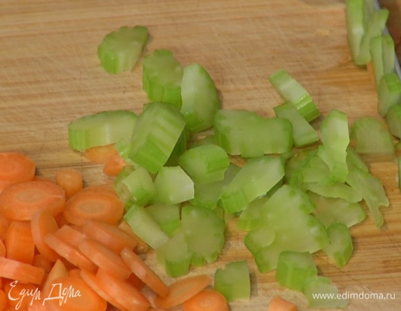 Сельдерей, удалив грубые волокна, тонко нарезать поперек.