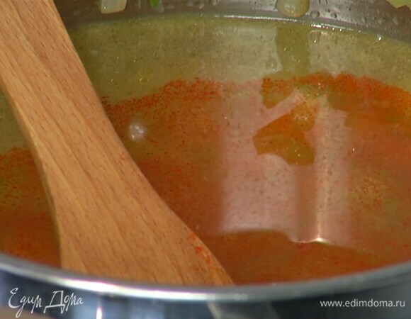 В кастрюлю добавить морковь и сельдерей и все немного обжарить, затем влить горячий бульон, всыпать паприку и посолить.