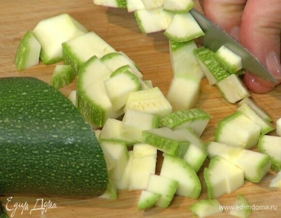 Цукини и кабачок мелко порезать, добавить в суп и довести до кипения.