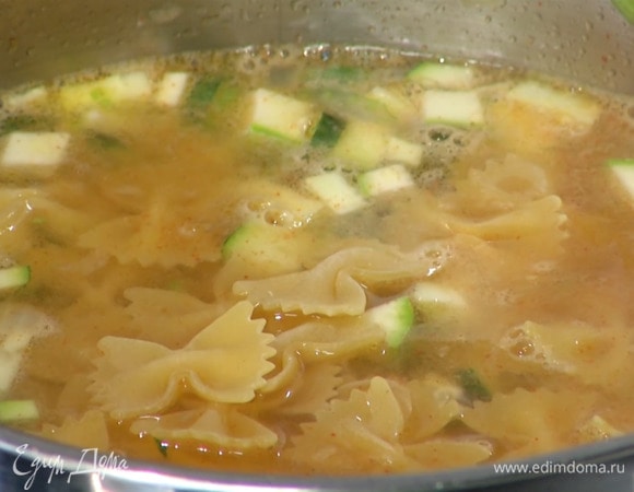 Макароны всыпать в суп и готовить на одну минуту меньше, чем указано на упаковке.