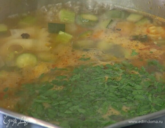 Петрушку мелко порубить, добавить в суп, влить оливковое масло с базиликом и снять с огня.