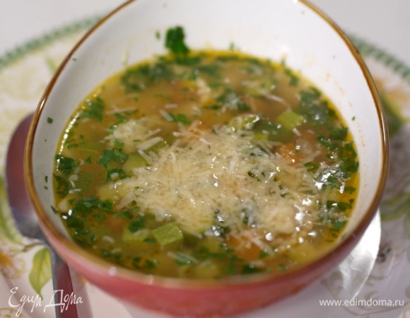 Пармезан натереть на мелкой терке и посыпать суп.