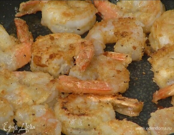 В сковороде разогреть сливочное масло и обжарить креветки до готовности, слегка полить их лимонным соком и выключить огонь.