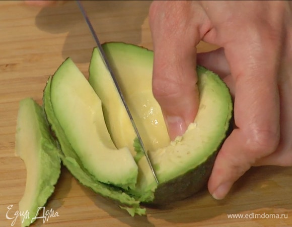Авокадо почистить и, удалив косточку, нарезать дольками, затем полить частью лимонного сока.