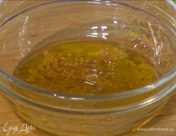 Приготовить заправку: из половинки лимона выжать сок, влить 2 ст. ложки оливкового масла Extra Virgin, добавить горчицу и перемешать.