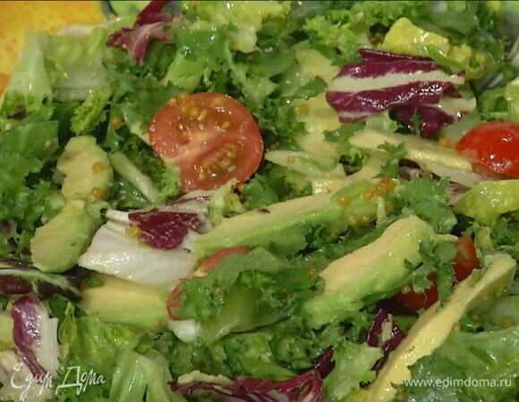 Листья салата выложить в глубокую миску, полить оливковым маслом Extra Virgin и оставшимся соком лимона, добавить помидоры, авокадо, полить все заправкой и перемешать.
