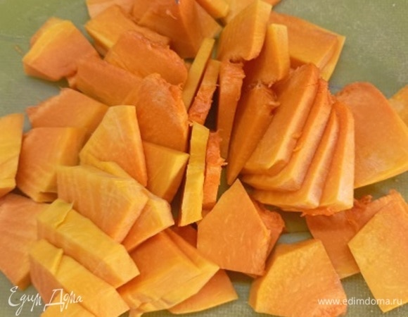 Для начинки тыкву нарезаем на тонкие пластины или кубики. Чистим и нарезаем репчатый лук. Нарезаем мелко бекон.