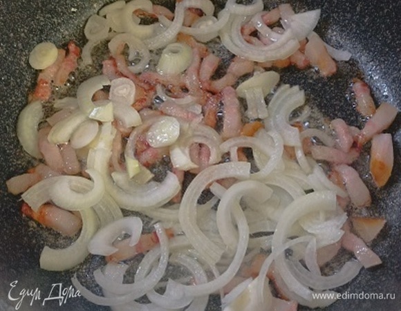 Выкладываем бекон на хорошо разогретую сковороду и обжариваем около 2 минут на среднем огне. Добавляем лук и обжариваем еще 1 минуту. Выкладываем тыкву, аккуратно перемешиваем, приправляем и солим. Накрываем сковороду крышкой и томим около 5 минут до полуготовности тыквы.