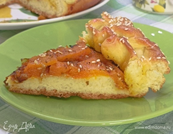 Остужаем пирог до теплого состояния, нарезаем и наслаждаемся. Приятного аппетита!