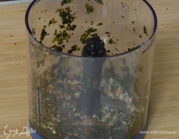 Приготовить присыпку: нори измельчить в блендере в пудру, затем добавить кунжут, паприку, соль и все перемешать.