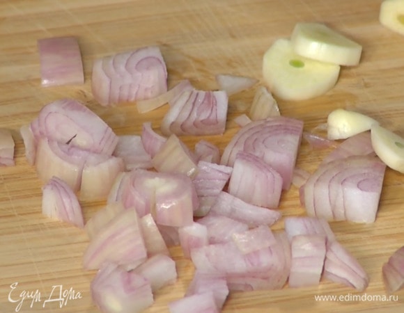 Шалот и чеснок почистить и некрупно порезать.