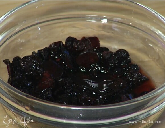 Вишню замочить в ликере и дать постоять.