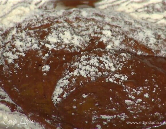 Яйца с сахаром взбить блендером с насадкой-венчиком в пышную, светлую массу и перелить в глубокую миску, затем, непрерывно перемешивая, добавить растопленный шоколад с маслом, всыпать муку, соль и вымешать тесто.