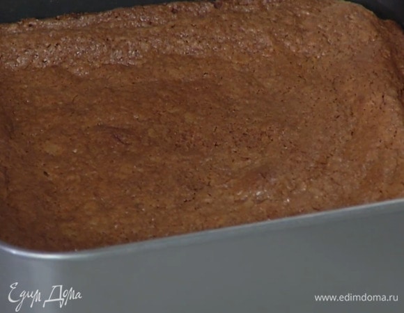 Выпекать брауни в разогретой духовке 20–25 минут, затем остудить и посыпать какао.