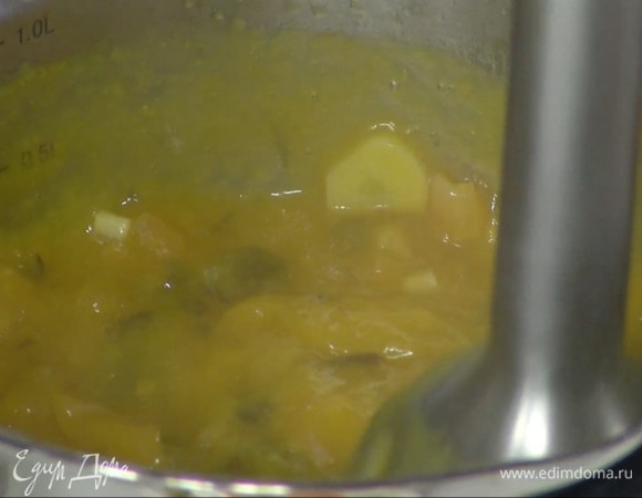 Приготовить соус: в кастрюлю вылить пюре из манго, добавить нарезанные овощи, сахар, халапеньо, влить уксус и 1 ст. ложку воды, все посолить, перемешать и уваривать на среднем огне до мягкости, затем взбить погружным блендером в однородную массу.