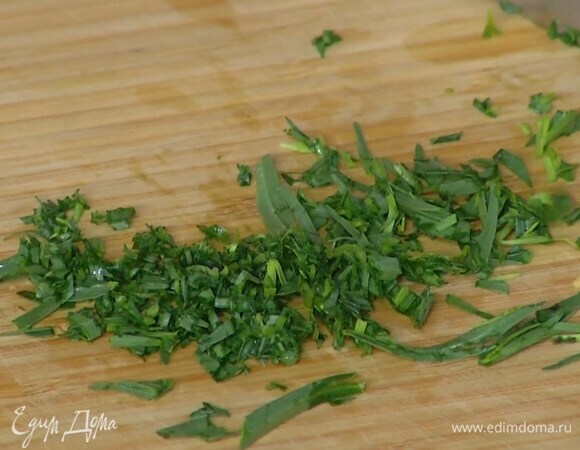 Листья тархуна мелко порубить ножом.