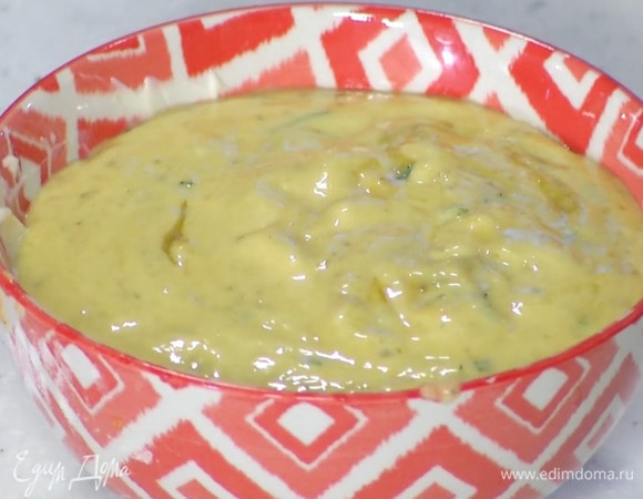 В соус влить сок лайма, добавить майонез, тархун и перемешать.