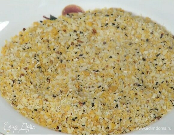 Куриное филе нарезать длинными кусочками, обмакнуть в яйцо и обвалять в муке, затем снова обмакнуть в яйцо и обвалять в панировке.