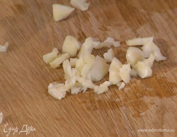 Чеснок почистить и мелко порубить.