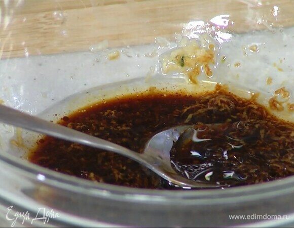 Приготовить заправку: имбирь почистить и натереть на мелкой терке (должна получиться 1 ч. ложка), добавить чеснок и сахар, влить рыбный и соевый соус, рисовый уксус, арахисовое масло и сок лайма, все перемешать.