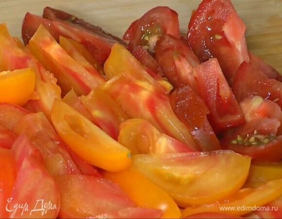 Помидоры нарезать крупными дольками.