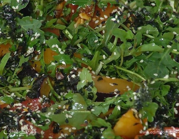 В глубокую миску выложить руколу, добавить помидоры и сливы, полить все заправкой, посыпать порванными руками листьями кинзы и присыпкой.