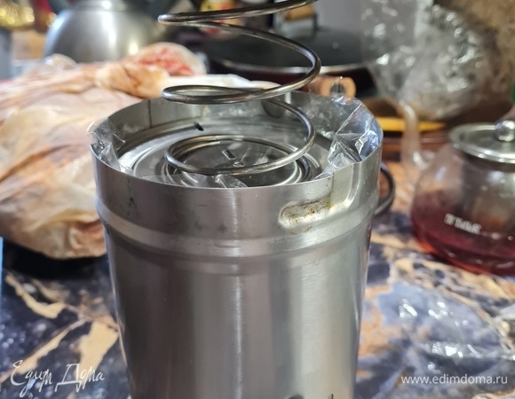 Далее кулинарный пакет опускаем в ветчинницу и наполняем фаршем. Закрываем. В кастрюле с водой я варила 2 часа.