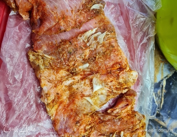 У меня остался кусок свинины, разрезала его раскрывая, как полотно. Натираем специями для мяса, копченой паприкой, чесноком, солью и оставим мариноваться. Далее скручиваем в рулет и наполняем ветчинницу.