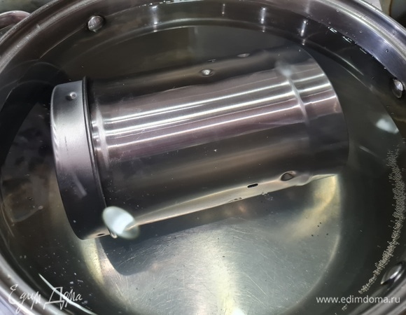 В кастрюле с водой я варила 2,5 часа. Даем остыть и убираем в холодильник где-то на 4 часа.