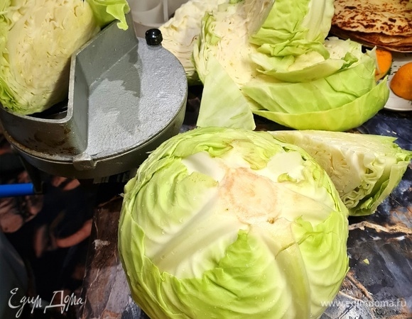 Чистим капусту от плохих листьев.