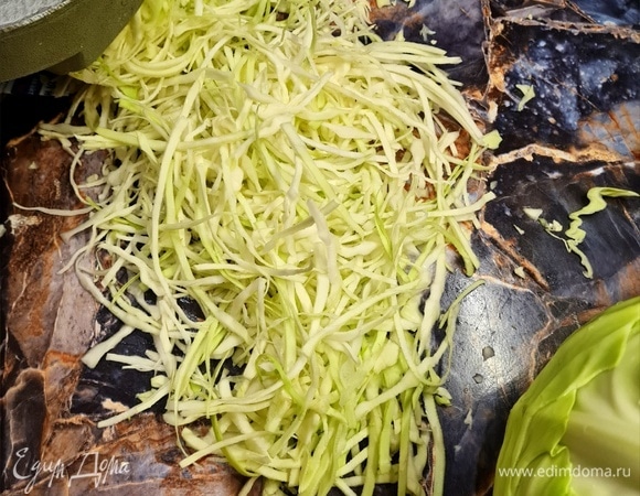 Капусту шинкуем,морковь трем на терке.