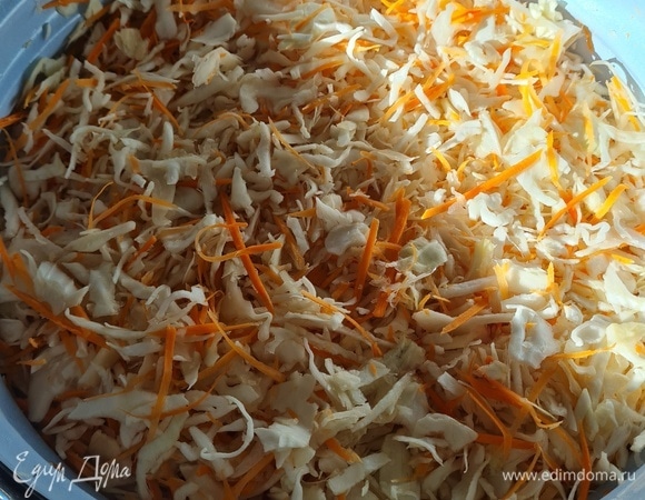 Смешать овощи и слегка помять.