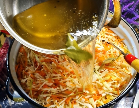 Залить горячим маринадом.