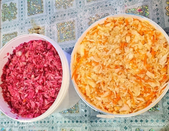 Через 8 часов капуста готова. Такой же рецепт и со свеклой, можно готовить морковь-свекла-капуста.