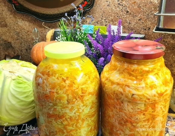 Готовую капусту разложить по банкам и убрать в прохладное место.