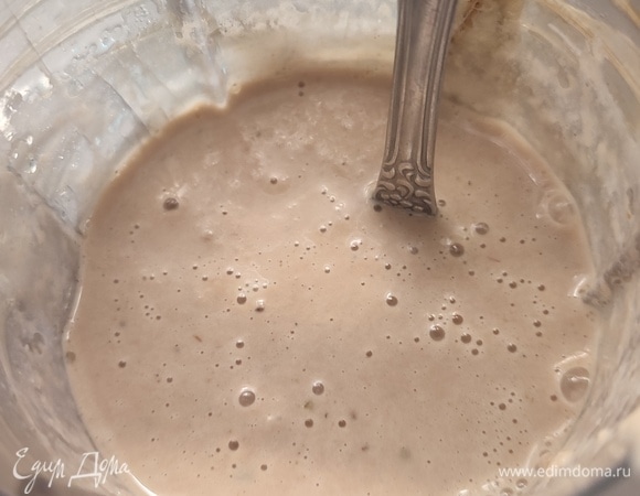 В блендере смешать желток, каперсы, майонез с консервированным тунцом.