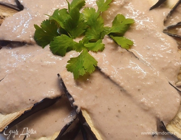 Готовые баклажаны выкладывать слоями. Каждый слой поливать тунцовым соусом. Поставить в холодильник охлаждаться.