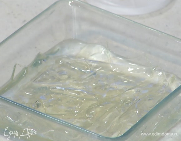 Желатин замочить в холодной воде и дать постоять, затем промокнуть бумажным полотенцем.