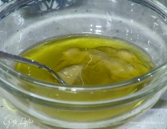 Приготовить заправку: из половинки лимона выжать сок, добавить горчицу, оливковое масло Extra Virgin и перемешать.