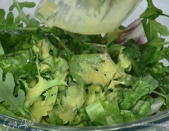 Листья салата выложить в глубокую миску, посолить, поперчить и смазать заправкой.